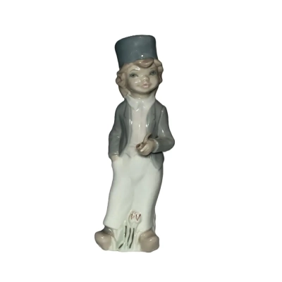 Casades Porcelanas Glazed Porcelain Figurine